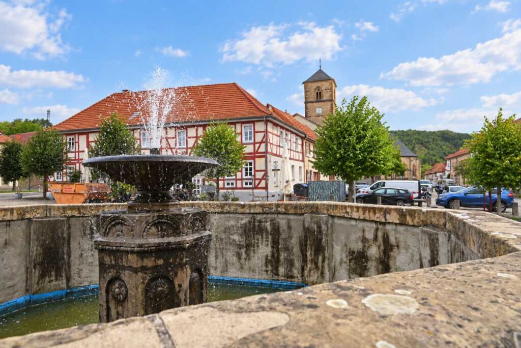Alte Posthaterei - Hotel-Restaurant-Cafe - Amt Creuburg - Ansicht rechte Seite mit Brunnen